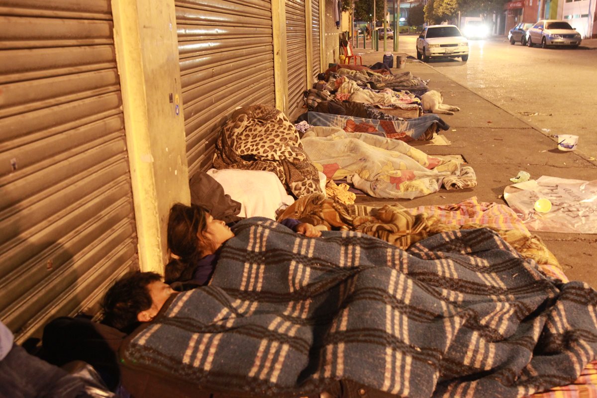 Reunidos en grupo, indigentes se preparan para dormir en la zona 4. (Foto Prensa Libre: Estuardo Paredes)