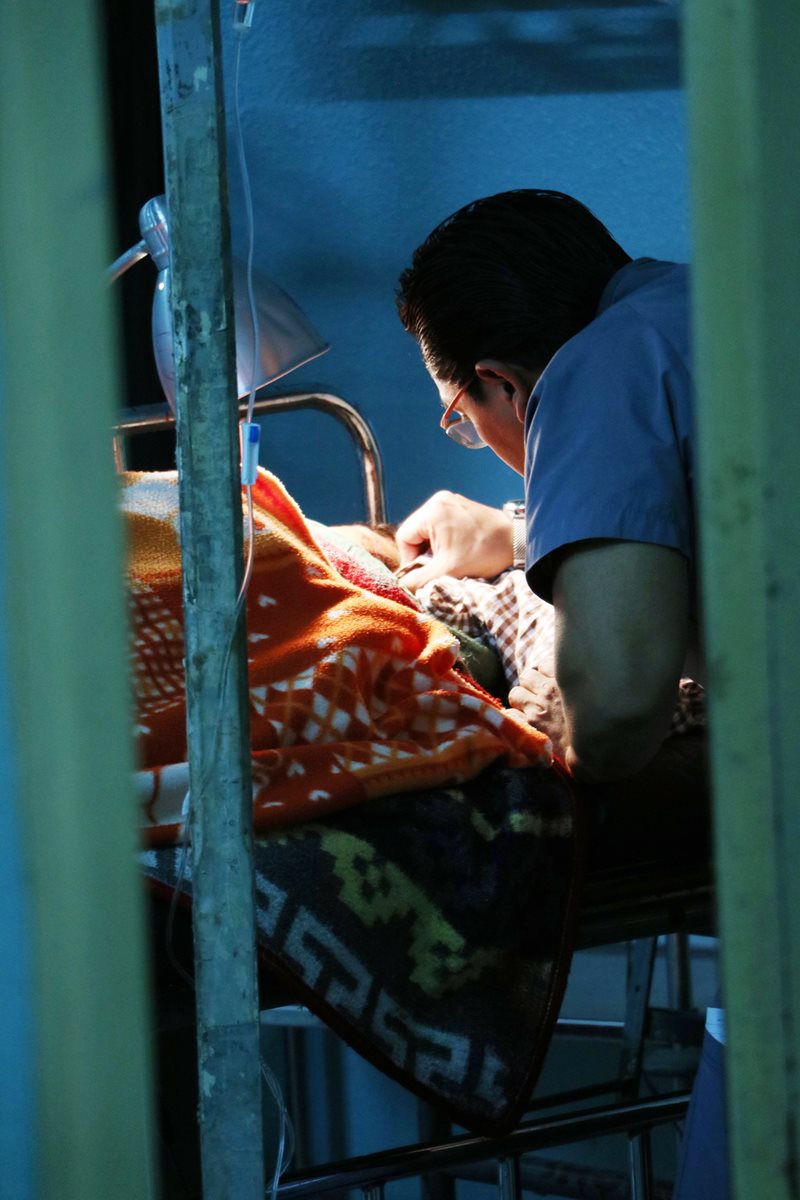 Silvestra Marroquín es atendida por un médico en el HRO. (Foto Prensa Libre: Carlos Ventura)