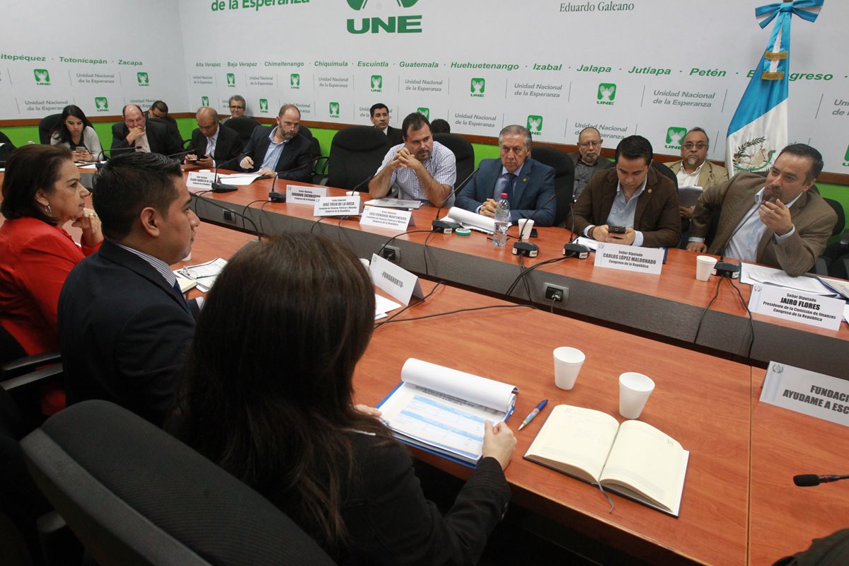 Diputados de la Comisión de Finanzas escuchan a representantes de las oenegés. (Foto Prensa Libre: Estuardo Paredes)