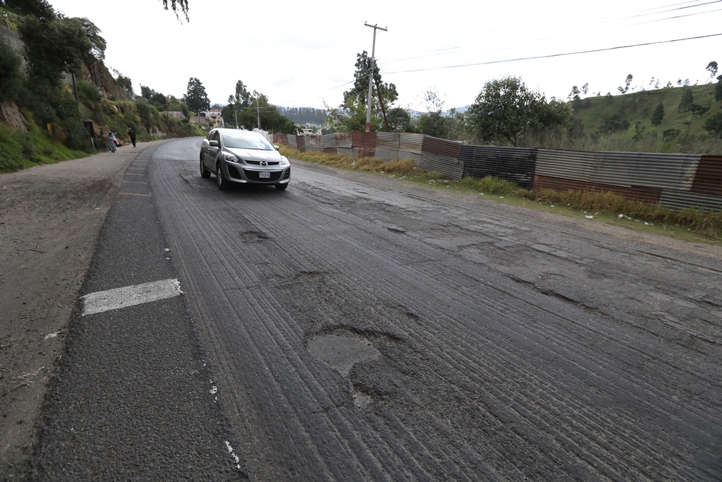 El proyecto vial consiste en la recuperación de la cinta asfáltica de 13 kilómetros, de las Rosas, zona 5 de Xela al peaje de Zunil. (Foto Prensa Libre: Mynor Toc)
