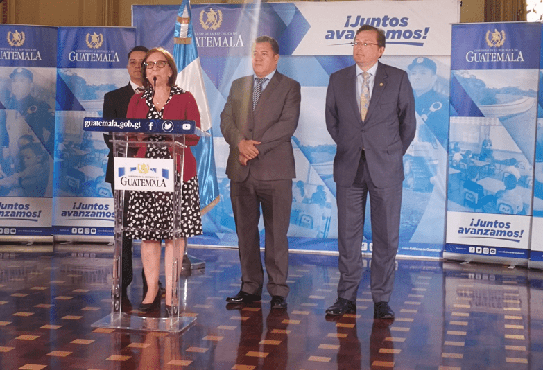 Verónica Simán, representante de UNFTA en Guatemala y Mauricio Guerra, gerente del INE, informaron sobre los avances del Censo de Población 2018. (Foto Prensa Libre: Urías Gamarro)