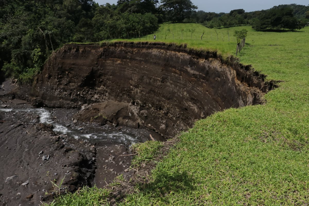Uno de los límites de la finca Palo Verde se desboronó, por el paso del río El Mineral. (Foto Prensa Libre: Víctor Chamalé)