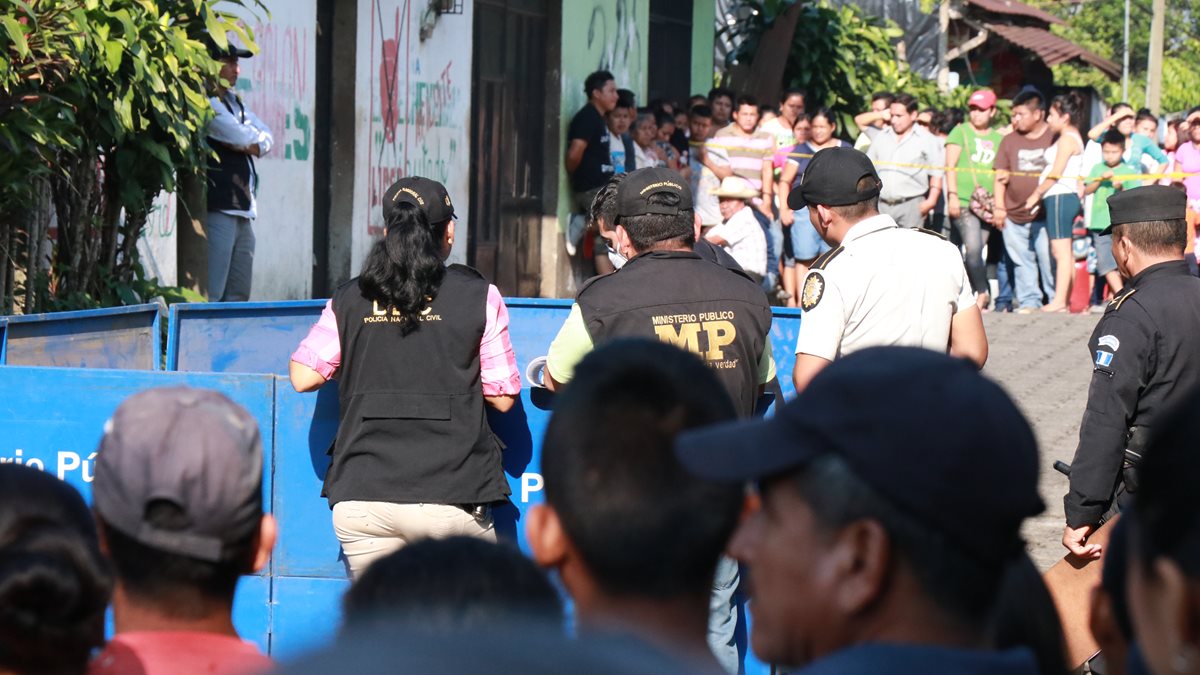 Peritos del Ministerio Público trabajan en la escena del crimen en Samayac, Suchitepéquez. (Foto Prensa Libre: Cristian Icó)