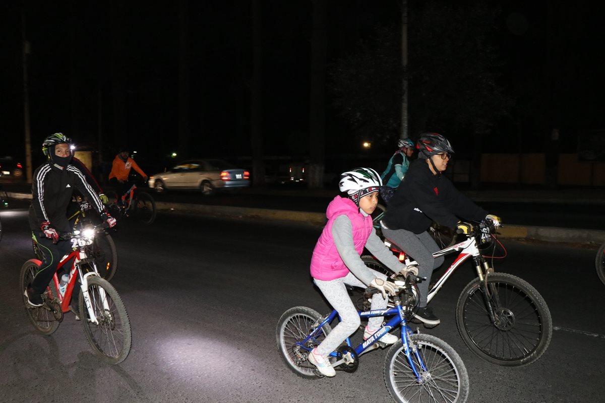 Familias pedalean 15 kilómetros por la ciudad de Quetzaltenango 