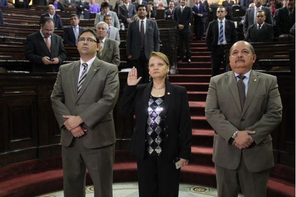Momento en el que Brenda Quiñónez presta juramento como magistrada para concluir período de la CSJ 2009-2014. (Foto Prensa Libre: Congreso)