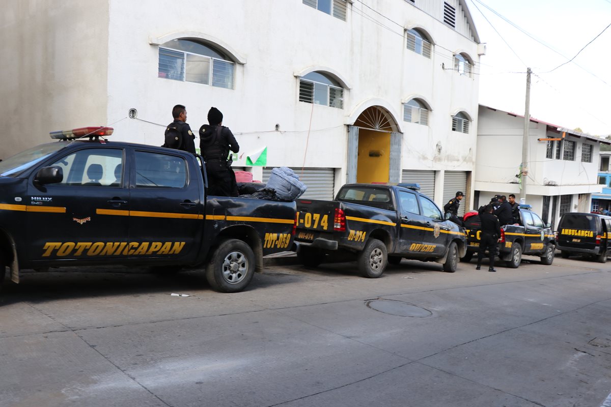 Unos 200 agentes de la PNC esperan instrucciones para ingresar al área de conflicto.(Foto Prensa Libre: Whitmer Barrera)