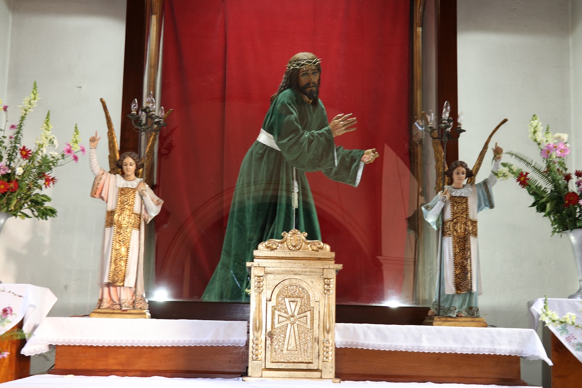 La imagen de Jesús Nazareno del Silencio luce sin cruz en el altar del templo de El Calvario de Antigua Guatemala. (Foto Prensa Libre: Julio Sicán)