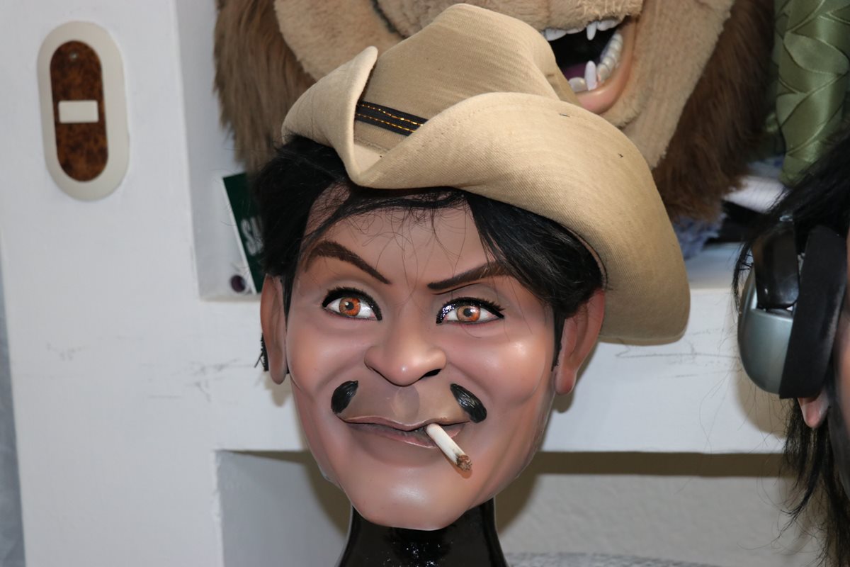 Máscara de Cantinflas, elaborada en Arte Jade, en Santa Cruz del Quiché. (Foto Prensa Libre: Héctor Cordero)