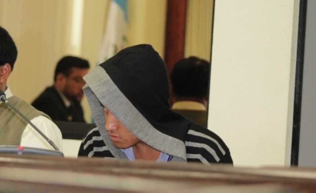 Marvin Michael Camacho, sindicado de un crimen, escucha la decisión del Juzgado de Femicidio de Quetzaltenango. (Foto Prensa Libre: María José Longo).