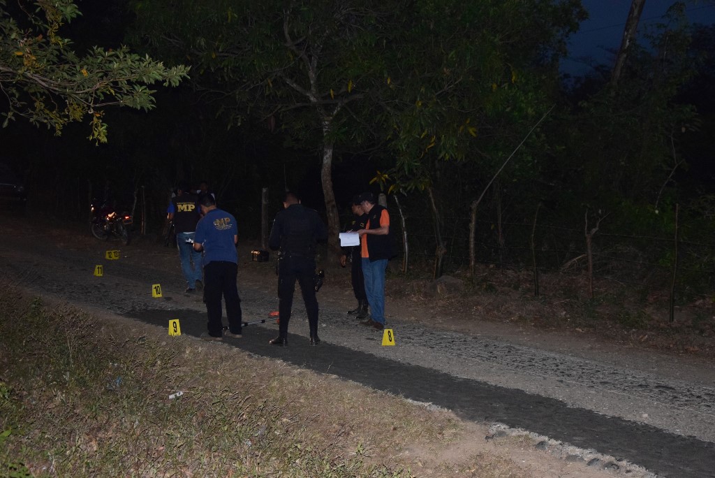 Peritos del Ministerio Público examinan el lugar donde fueron hallados varios casquillos, a unos 300 metros del cadáver del exalcalde de Pueblo Nuevo Viñas, Santa Rosa, Romualdo Yumán. (Foto Prensa Libre: Enrique Paredes)