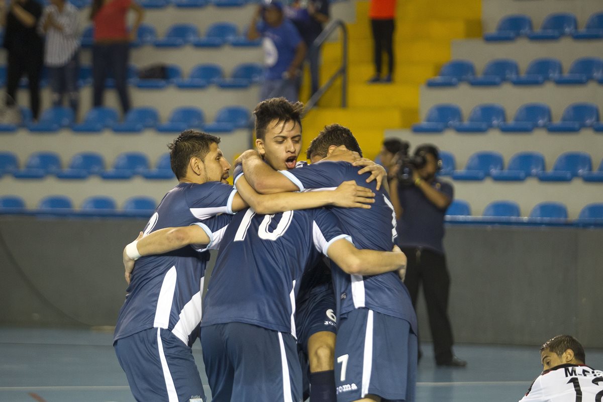 Los seleccionados nacionales se abrazan eufóricos después de derrotar ayer por 4-2 a Egipto, en el cierre de su preparación para afrontar la copa del mundo de Colombia. (Foto Prensa Libre: Norvin Mendoza)