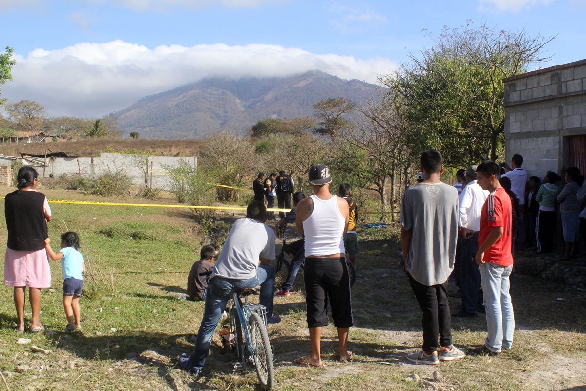 Pobladores de la colonia Brisas del Jumay, en la cabecera de Jalapa, observan a peritos del Ministerio Público recabar evidencias en escena del crimen. (Foto Prensa Libre: Hugo Oliva)