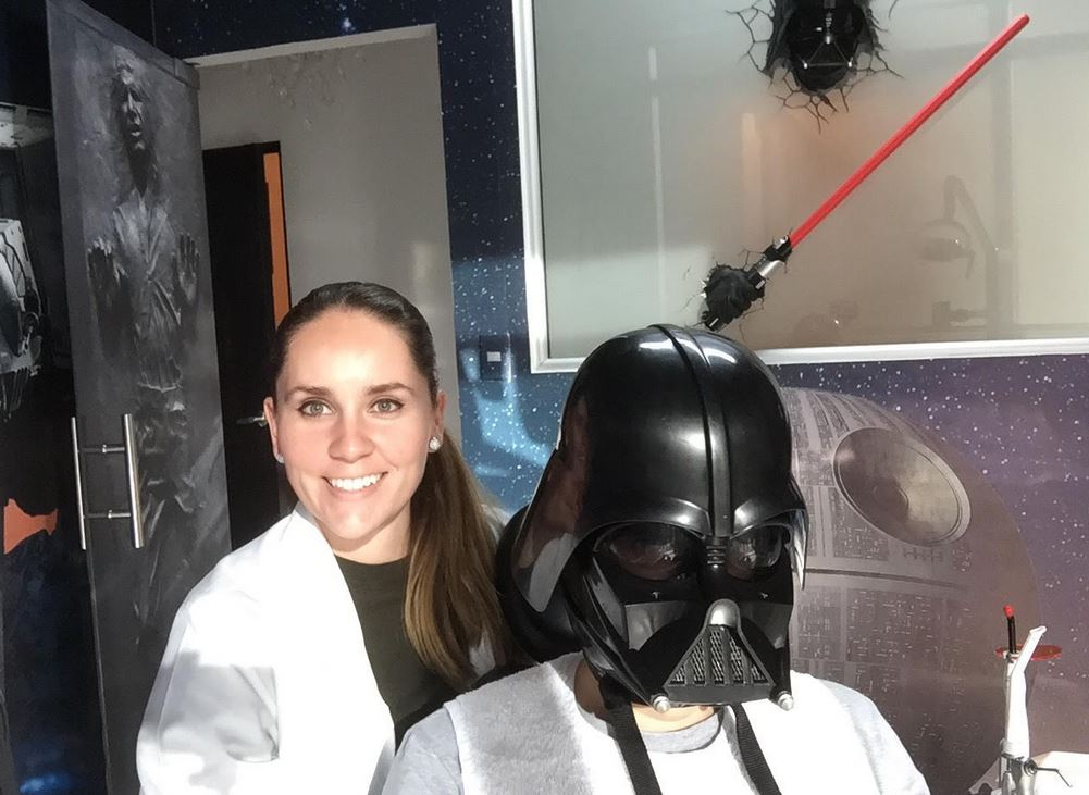 Odontóloga convierte su clínica en sala de Guerra de las Galaxias