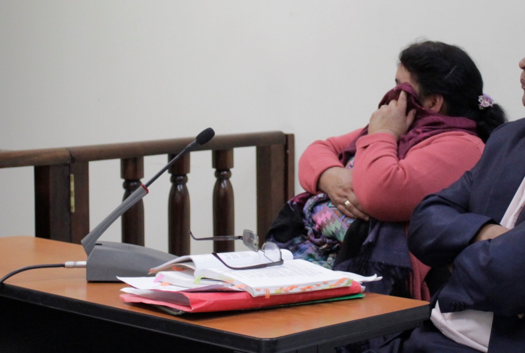 Rosa Elvira Colop escucha la decisión del Juzgado “A” de Primera Instancia Penal de Quetzaltenango. (Foto Prensa Libre: María José Longo).