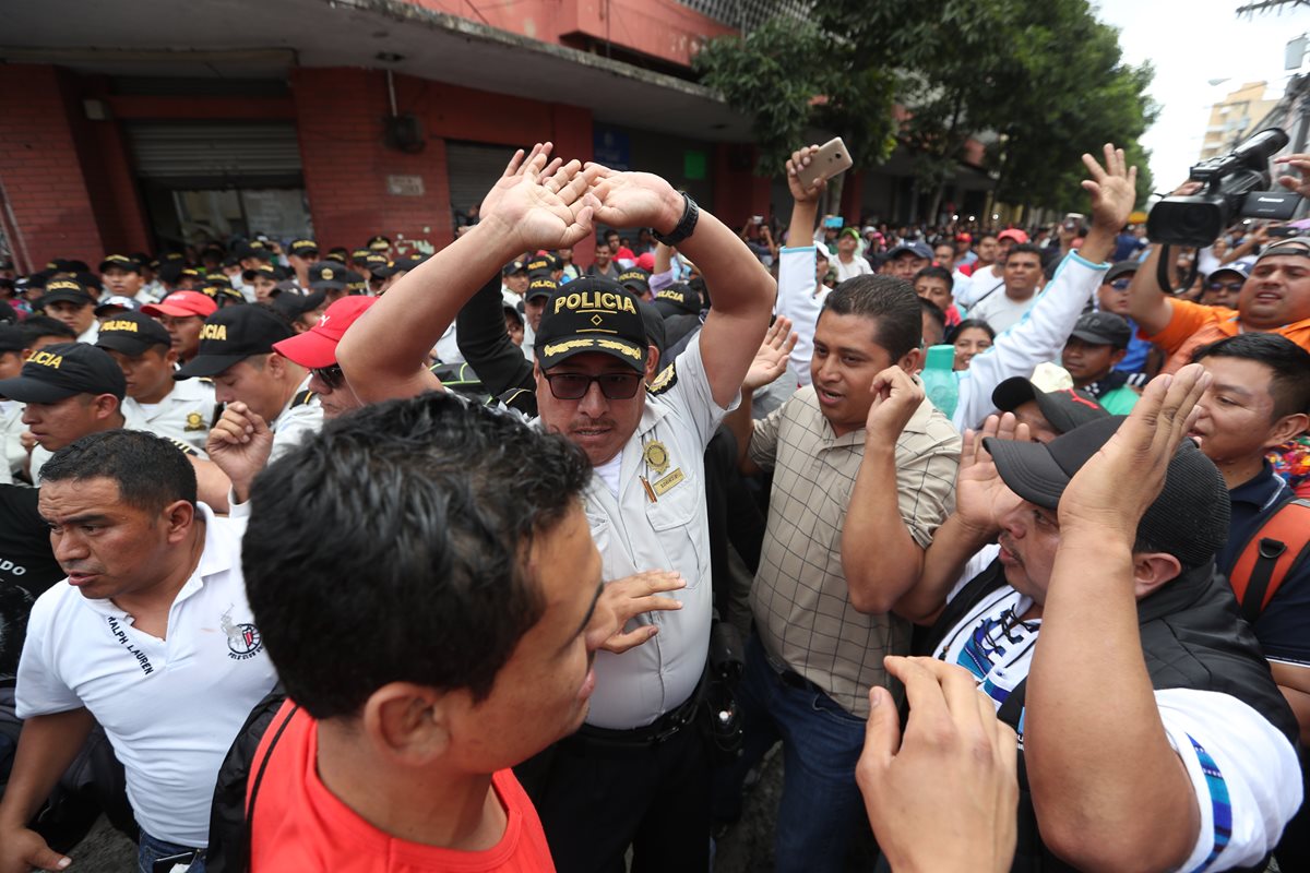 Maestros gritan consignas en las afueras del Congreso. (Foto Prensa Libre: Óscar Rivas)