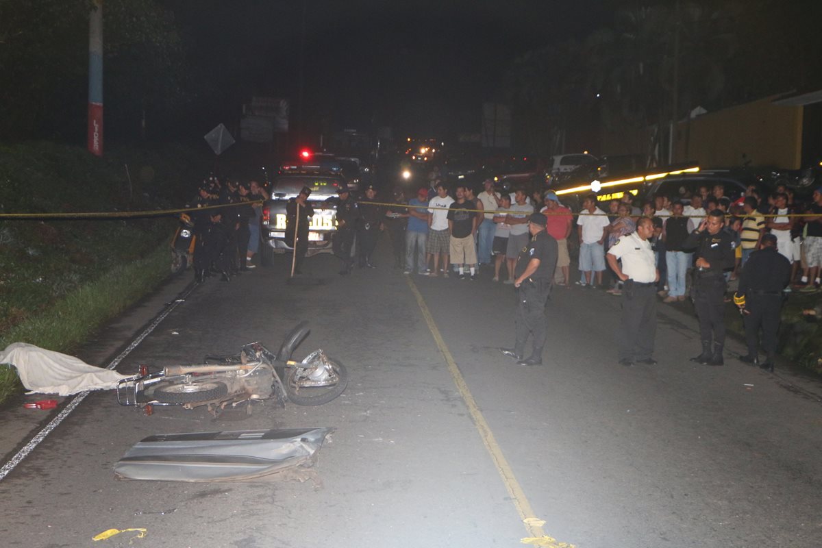 Vecinos de San Martín Zapotitlán observan cadáver de motorista arrollado. (Foto Prensa Libre: Rolando Miranda)
