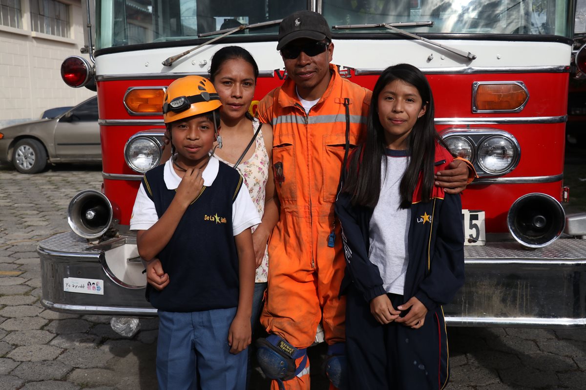 El socorrista Mauricio Martínez junto a su familia en la 17 compañía de Bomberos Voluntarios de Huehuetenango. (Foto Prensa Libre: Mike Castillo)