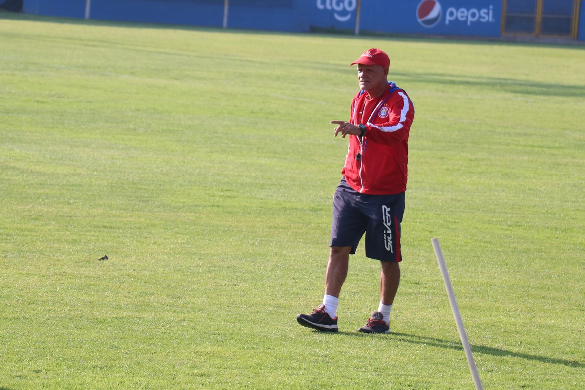 El técnico Wálter Claverí espera que sus dirigidos consigan los tres puntos frente a Antigua GFC. (Foto Prensa Libre: Raúl Juárez)