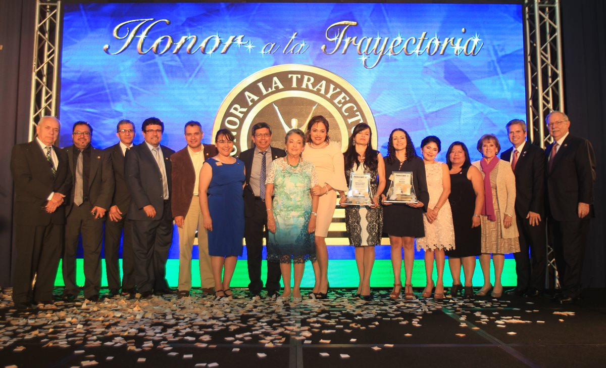 Consejo de Administración, gerente y directora editorial de Prensa Libre posan con colaboradores y columnistas homenajeados. (Foto Prensa Libre: Esbin García)