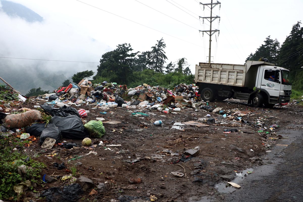 Un camión descarga basura en una zona boscosa a orillas de la carretera Cito Zarco. (Foto Prensa Libre: Carlos Ventura)