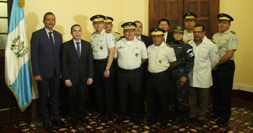 El ministro de Gobernación, Francisco Rivas, juramentó a dos subdirectores de la PNC. (Foto Prensa Libre: Mingob)