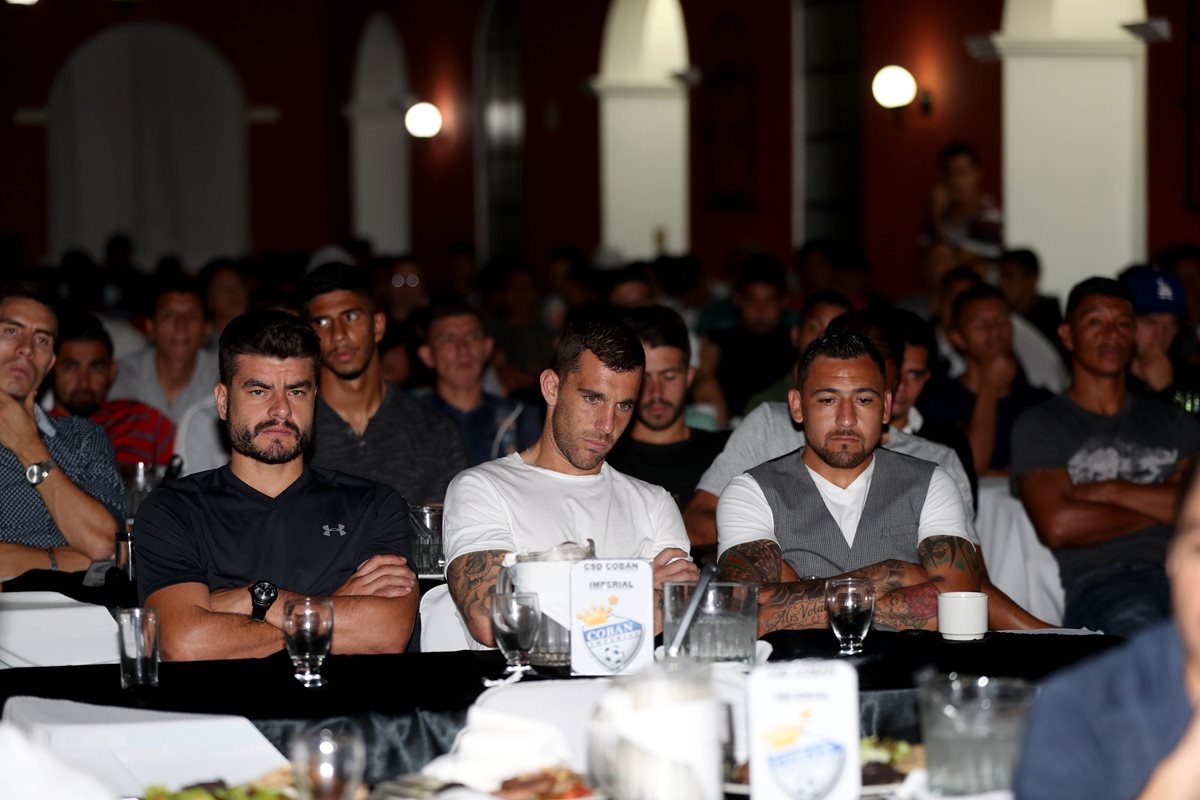 Futbolistas como Maximiliano Lombardi, Javier Irazún y Darío Carreño, estuvieron presentes. (Foto Prensa Libre: Carlos Vicente)