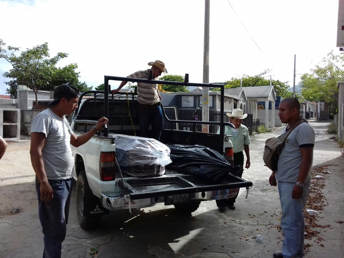 Familiares trasladan el cadáver de Gilberto Anael López a la morgue del Instituto Nacional de Ciencias Forenses de Chiquimula. (Foto Prensa Libre: Edwin Paxtor)