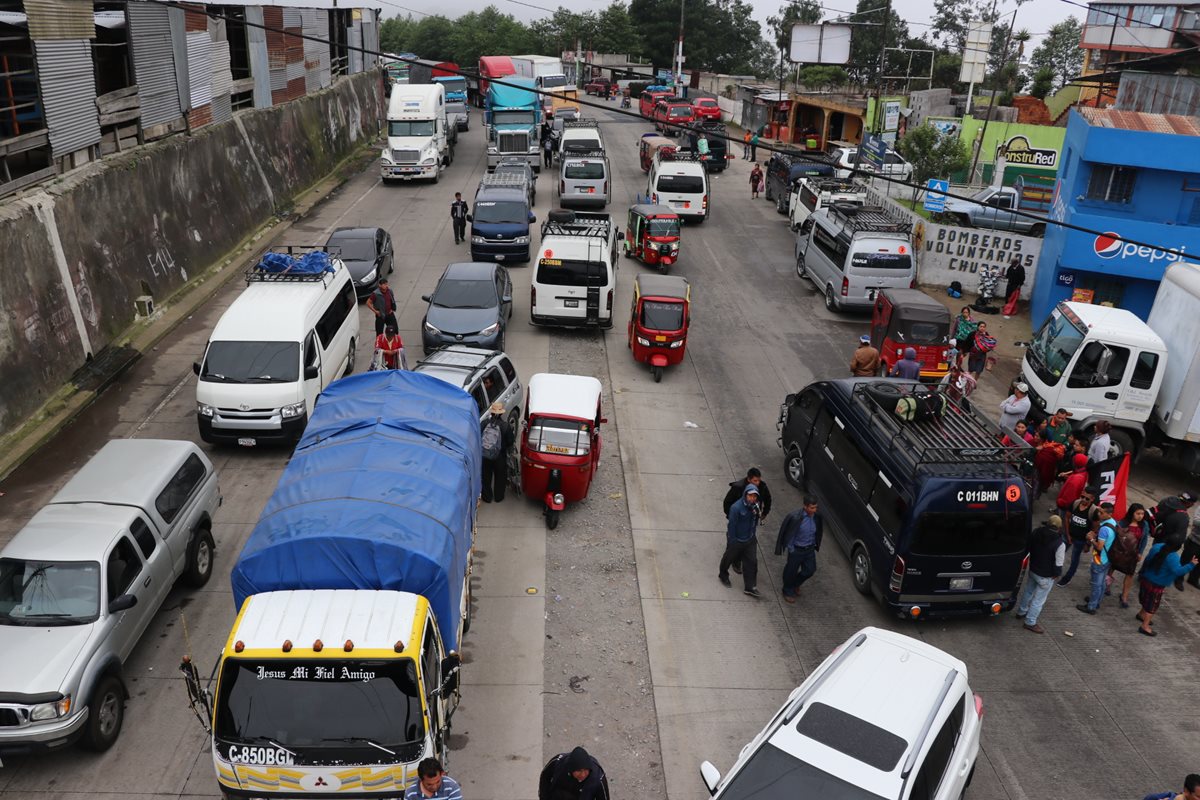 Largas filas de vehículos se formaron en el km 110, Chupol, Chichicastenango, Quiché. (Foto Prensa Libre: Ángel Julajuj)