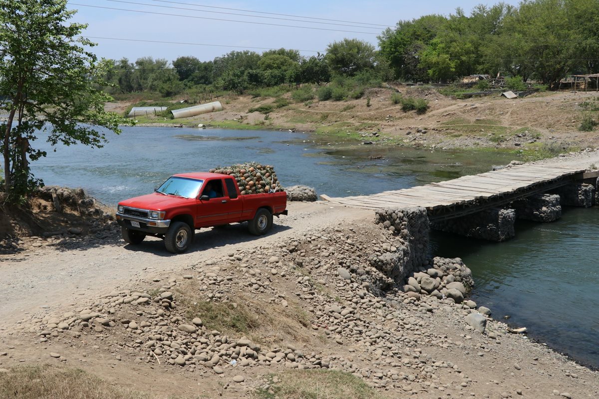 Un picop atraviesa el puente sobre el río Paz que en verano se puede transitar por el bajo nivel del afluente. (Foto Prensa Libre: Enrique Paredes)
