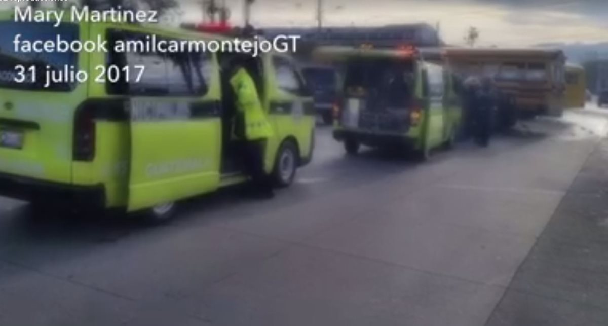 Bomberos Municipales acudieron a la emergencia donde tres niñas resultaron heridas en un accidente de tránsito en la ruta al Atlántico. (Foto Prensa Libre: Amílcar Montejo)