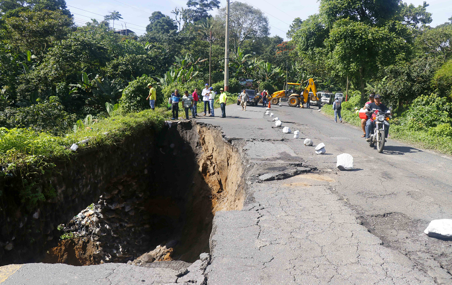 Las carreteras del país están en mal estado, principalmente en la ruta entre Retalhuleu y Quetzaltenango. (Foto Prensa Libre: Rolando Miranda)