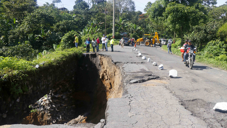 Las carreteras del país están en mal estado, principalmente en la ruta entre Retalhuleu y Quetzaltenango. (Foto Prensa Libre: Rolando Miranda)