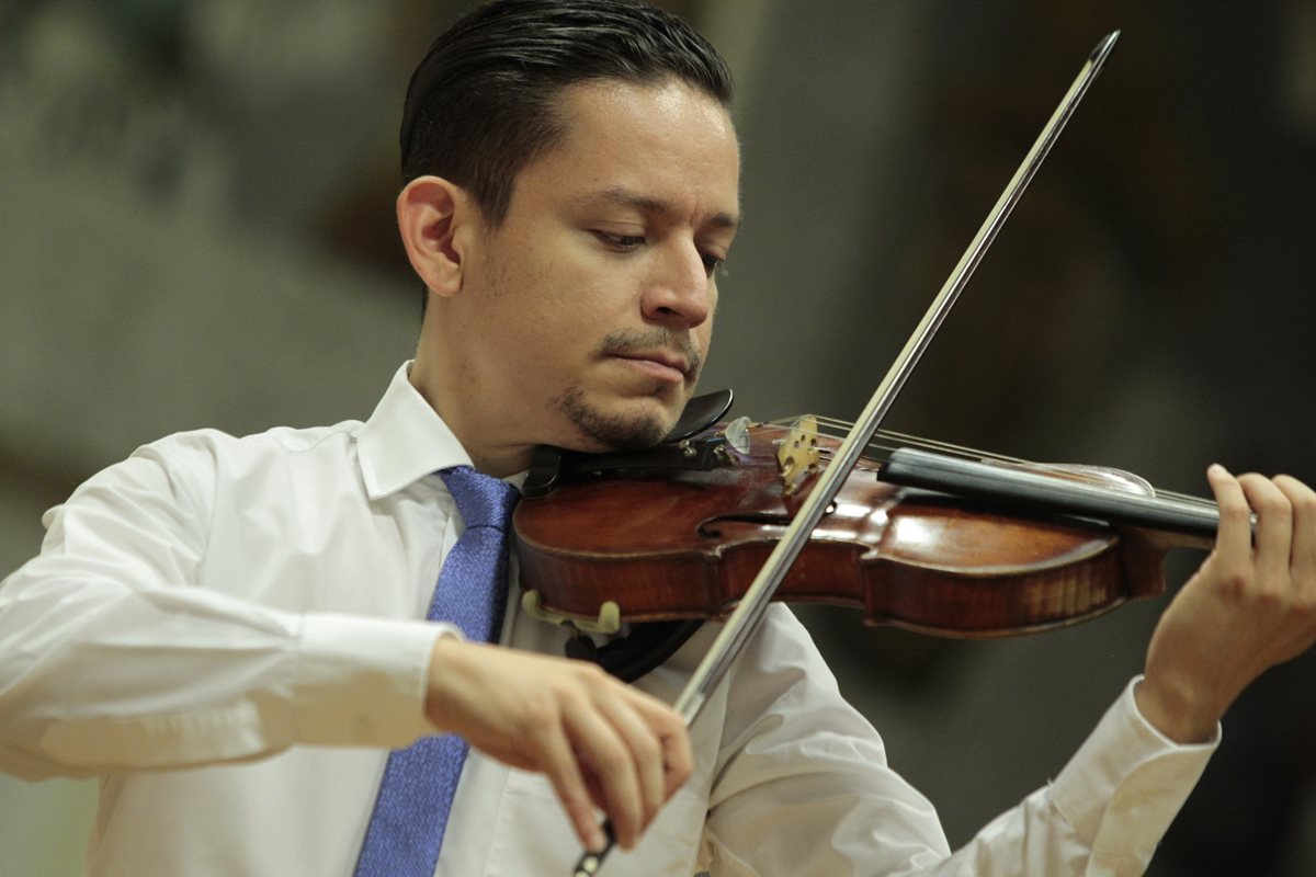 El guatemalteco Álvaro Reyes ha destacado como músico dentro y fuera del país (Foto Prensa Libre: Carlos Hernández).