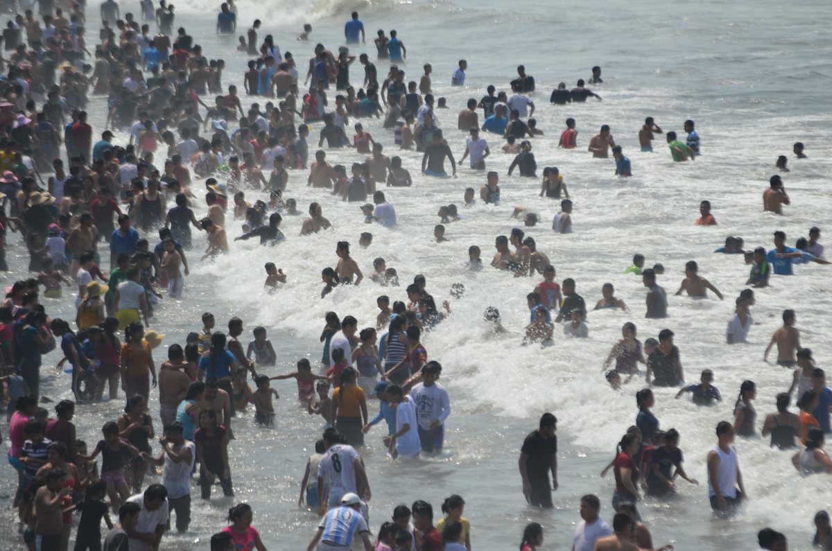 Cientos de veraneantes disfrutan del calor en la playa de Champerico, Retalhuleu. (Foto Prensa Libre: Jorge Tizol)