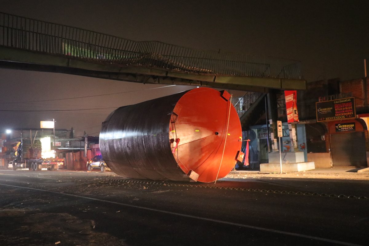 Cisterna quedó bajo la pasarela en el km 51 de la ruta Interamericana. (Foto Prensa Libre: Víctor Chamalé).