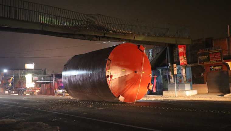 Cisterna quedó bajo la pasarela en el km 51 de la ruta Interamericana. (Foto Prensa Libre: Víctor Chamalé).