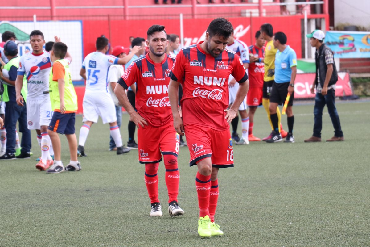 Los jugadores de Malacateco muestran su tristeza al final del juego ante Xelajú MC. (Foto Prensa Libre: Raúl Juárez)
