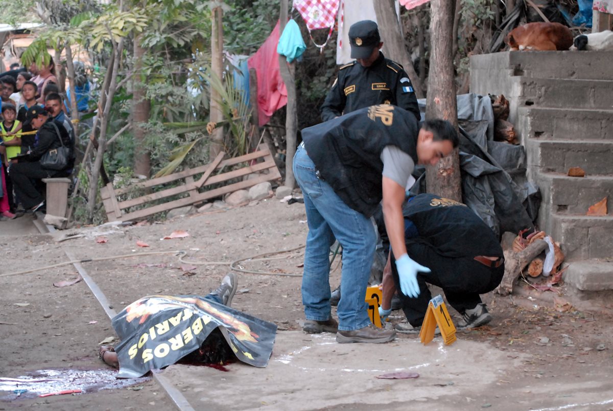 Fiscales del Ministerio Publico procesan la escena del crimen en la colonia La Joya, Guastatoya, El Progreso. (Foto Prensa Libre: Hugo Oliva)