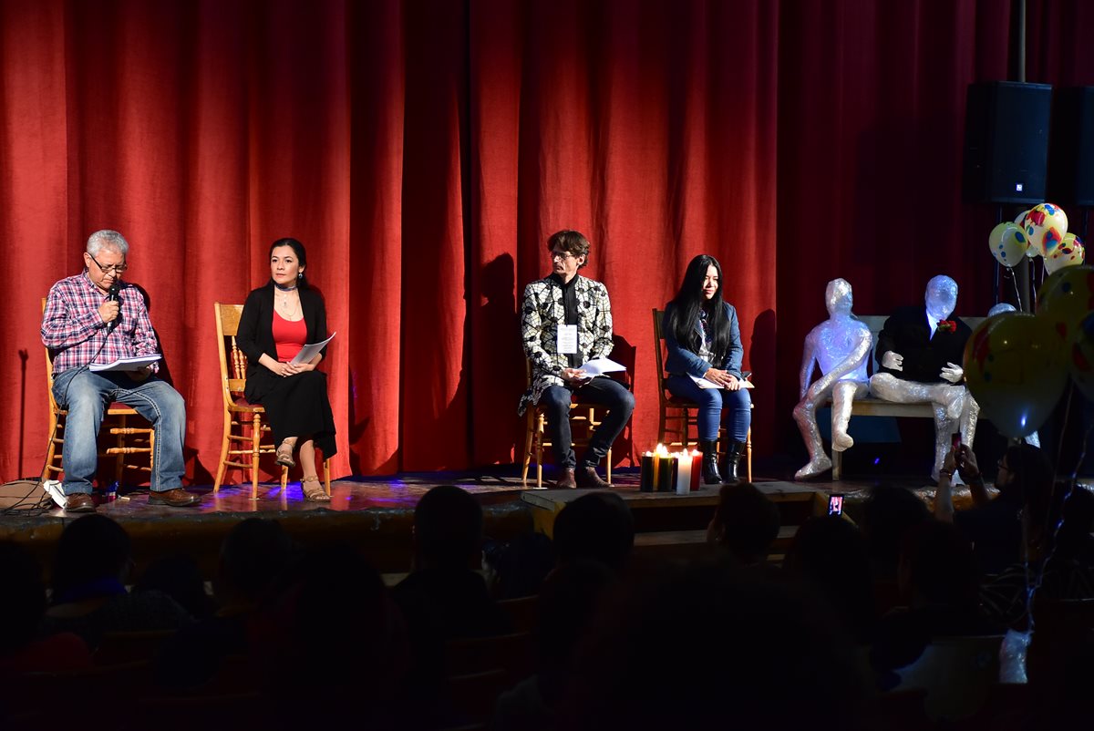 Cuatro poetas participaron en la inauguración del Festival cuyo propósito es rendir homenaje a las personas desaparecidas durante el conflicto armado. (Foto Prensa Libre: María José Longo)