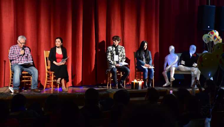 Cuatro poetas participaron en la inauguración del Festival cuyo propósito es rendir homenaje a las personas desaparecidas durante el conflicto armado. (Foto Prensa Libre: María José Longo)