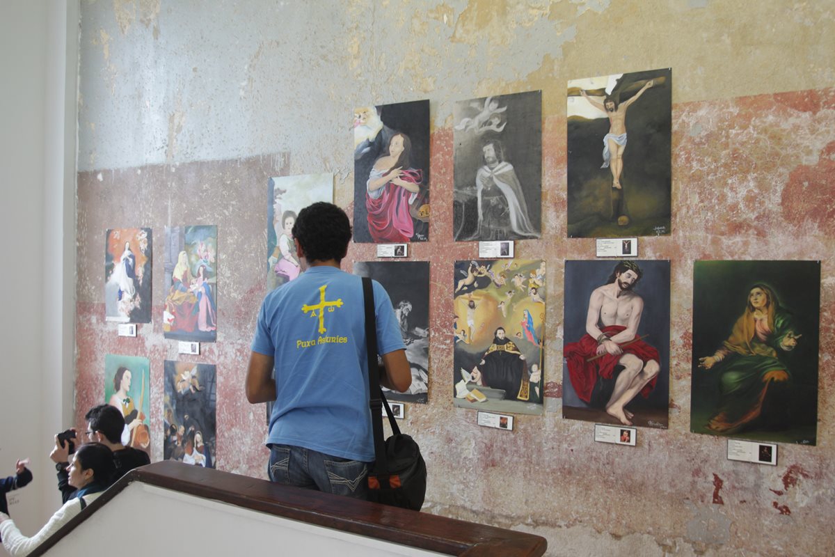 Los alumnos del Colegio Príncipe de Asturias presentaron este sábado réplicas de pinturas del pintor sevillano Bartolomé Esteban Murillo, en el Centro Cultural de España, zona 1. (Foto Prensa Libre: Anna Lucía Ibarra).