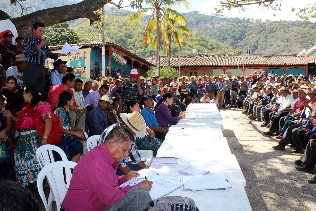 Líderes y pobladores de Sacapulas en la reunión a la que no asistieron autoridades ediles. (Foto Prensa Libre: Óscar Figueroa).