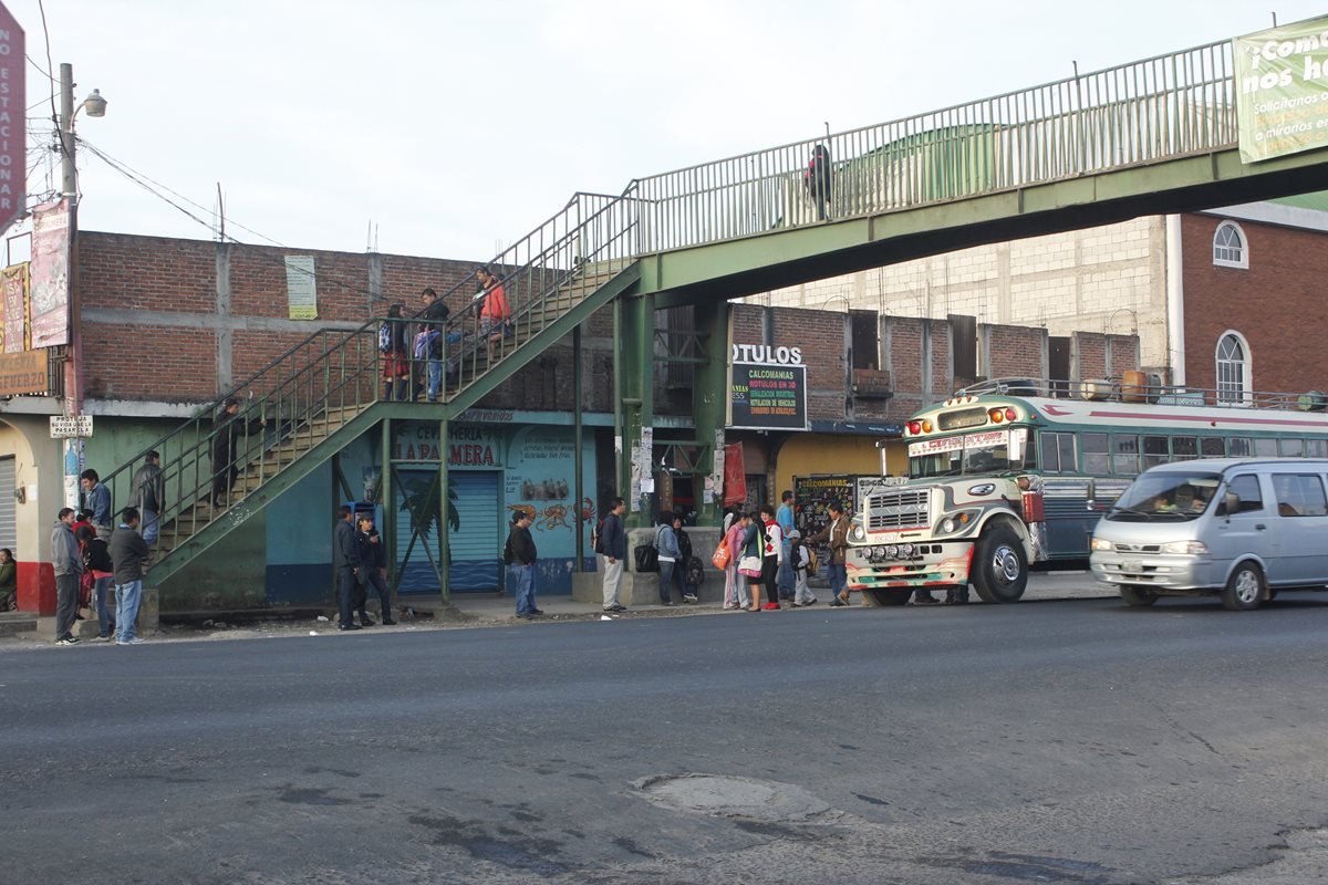 Vecinos de San Miguel, El Tejar, Chimaltenango, trasbordan para llegar a sus lugares de trabajo. (Foto Prensa Libre)