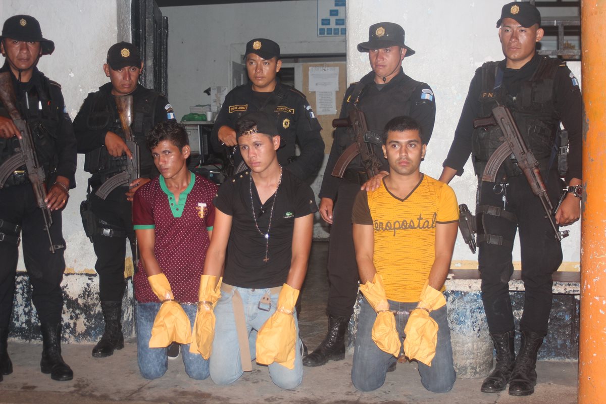 Tres de los capturados en San Benito, Petén, sindicados de haber ultimado a un hombre. (Foto Prensa Libre: Rigoberto Escobar)