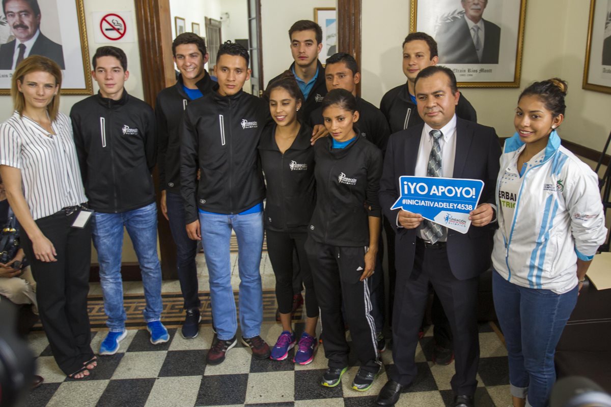 Los atletas posan junto al diputado Anibal Rojas. (Foto Prensa Libre: Norvin Mendoza)