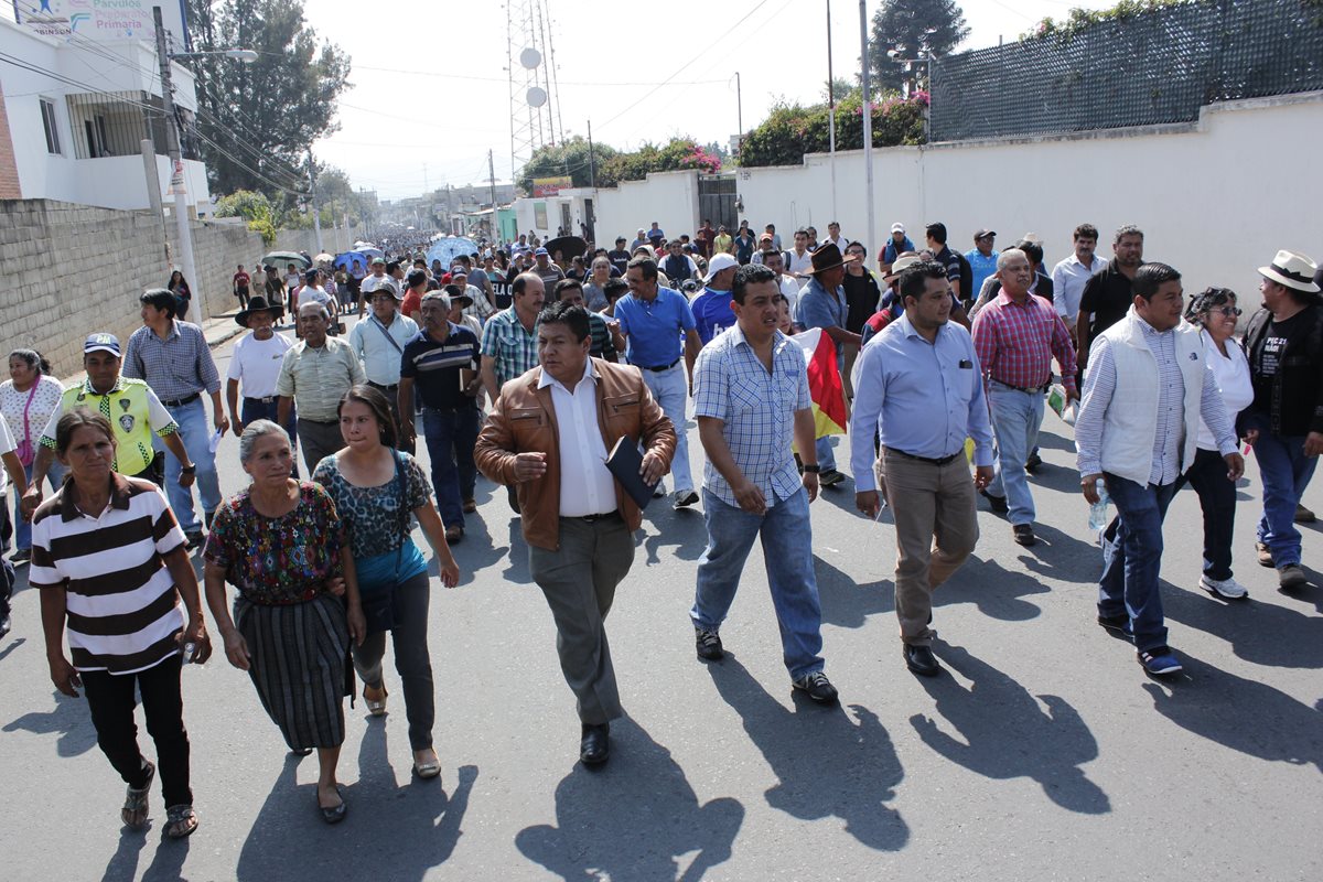 Cientos de vecinos, autoridades municipales y de gobernación participaron en la camina en contra de la generadora de energía eléctrica en Chimaltenango. (Foto Prensa Libre: Víctor Chamalé)