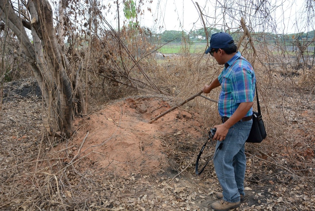 Vecino inspecciona el área donde se ubica el agujero en Puerto San José. (Foto Prensa Libre: Enrique Paredes).