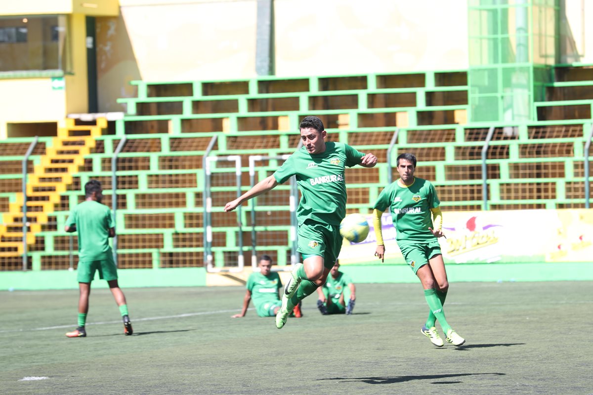 El delantero guatemalteco Mario Navas quiere seguir teniendo más minutos en el Apertura 2017, para ganarse un espacio dentro de la historia de Petapa. (Foto Prensa Libre: Edwin Fajardo)