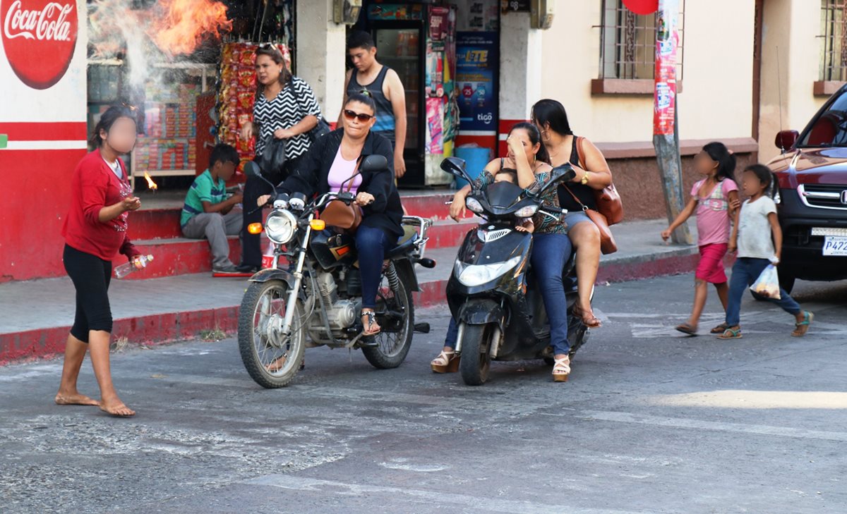 Niños y adolescentes realizan actividades, a veces peligrosas para su edad, en calles de Chiquimula. (Foto Prensa Libre: Mario Morales)