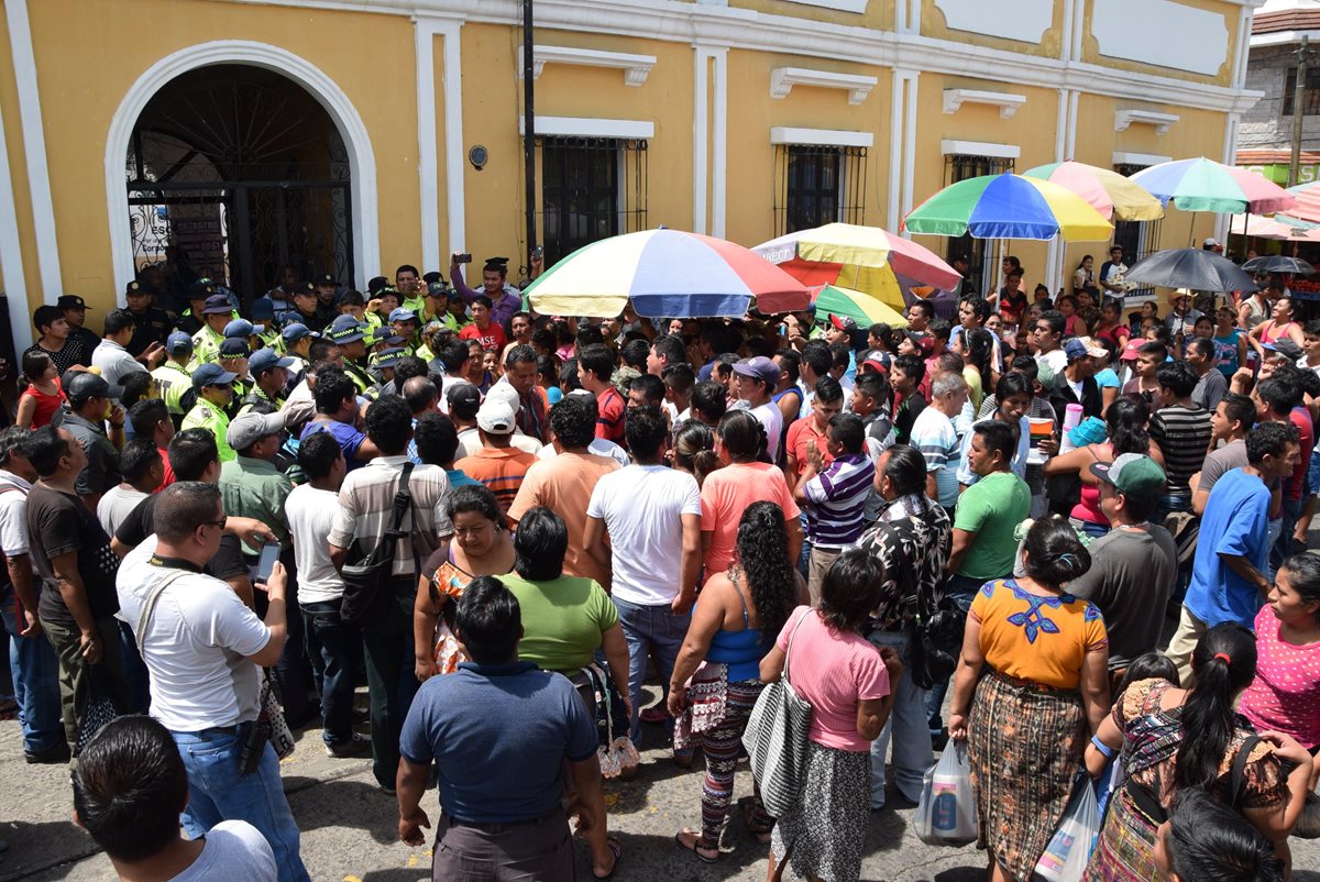 Vendedores permanecen frente a la comuna de Escuintla, para rechazar decisión de comuna. (Foto Prensa Libre: Enrique Paredes).